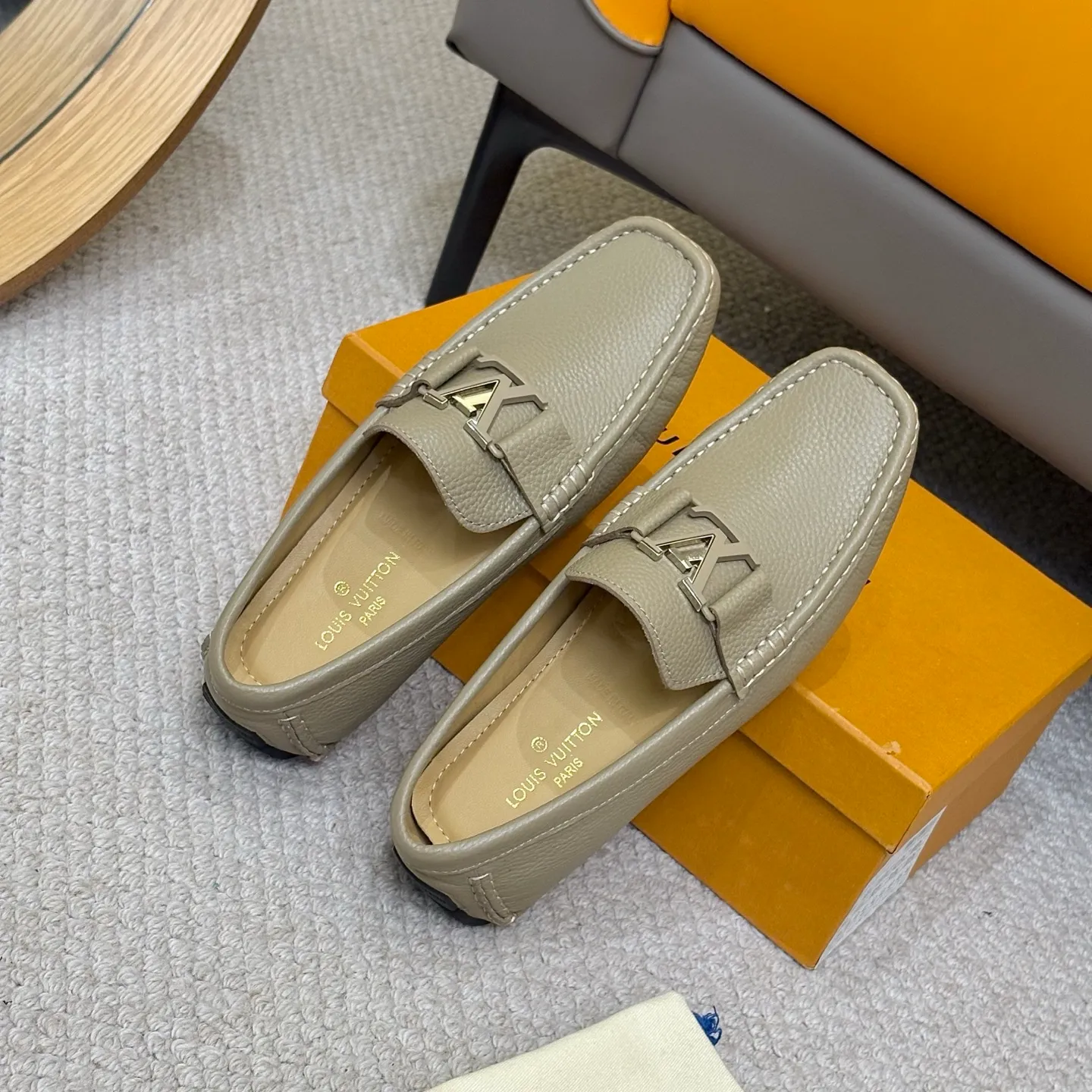 Men's men's shoes 💰420 (Yangli) LV 2⃣️0⃣️2⃣️5️⃣Spring and summer counter GLORIA series models ✈️Original factory special leather production, original last type. A classic driving slip-on casual shoe that shows an elegant style with exquisite craftsmanship details such as Monogram embossing all over the upper🌀Italian imported calfskin fabric Sheepskin foot pads➕Inside～Private mold replica sole Unique style Comfortable driving slip-on Size: 4-12 (38-46) Comes with [Counter packaging: original box, wrapping paper, card, instruction manual, shoehorn, cloth bag] No pressure to enter and leave the counter!